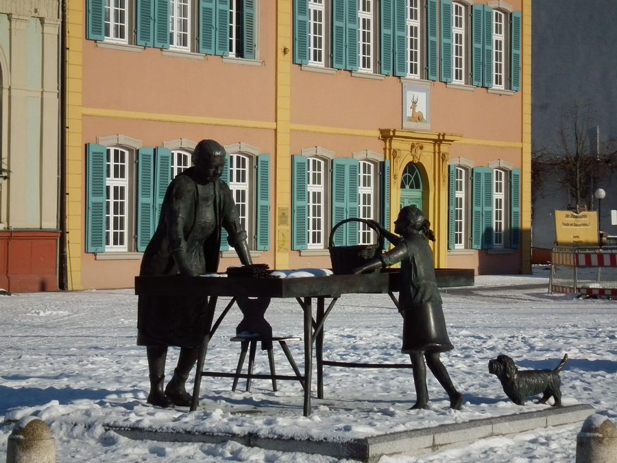 Femme aux asperges sur la place du château de Schwetzingen avec le palais Hirsch en arrière-plan