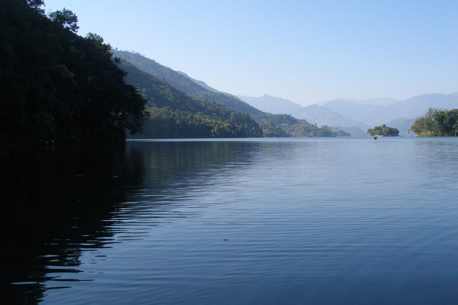 Lac Phewa avec décor montagneux au Népal