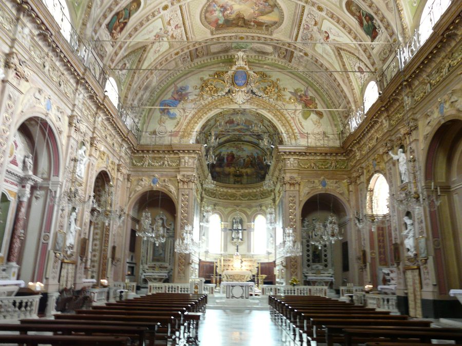 Intérieur de l’église Sant'Ambrogio à Uscio, Ligurie