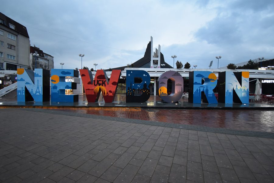 Priština avec le monument Newborn