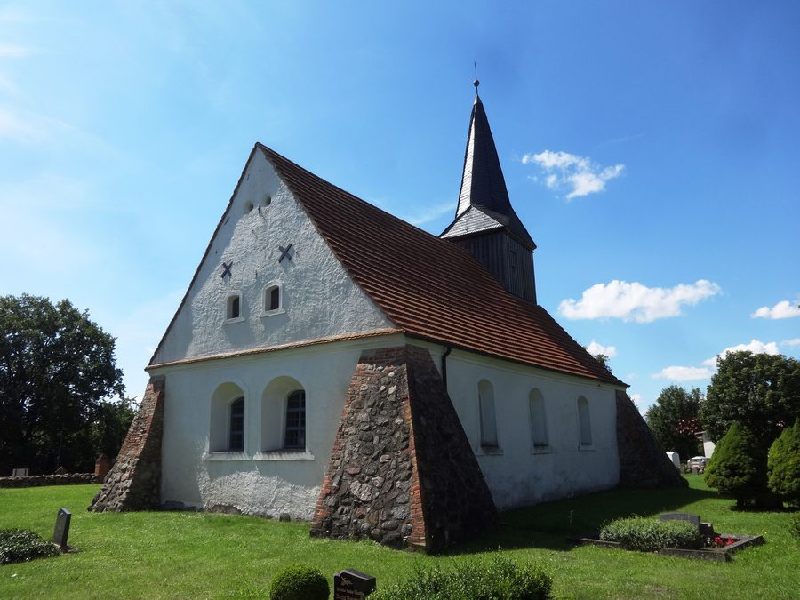 Église de village à Rossin dans l’arrondissement de Vorpommern-Greifswald, vue extérieure depuis le nord-est