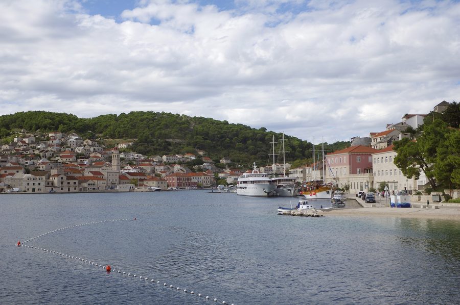 Le port de Pučišća, un village de pierre sur Brač.