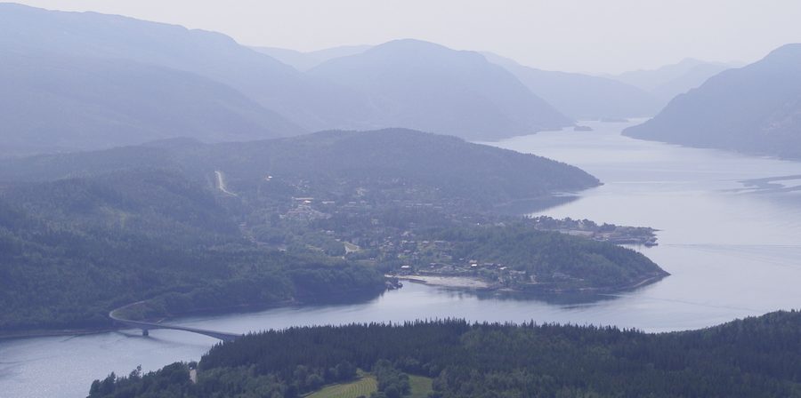 Vue du village de Terråk dans la commune de Bindal, Norvège, photographiée depuis Mulingen