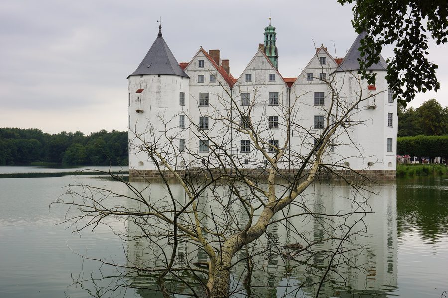 Face sud du château-forteresse sur l’eau de Glücksburg en Schleswig-Holstein