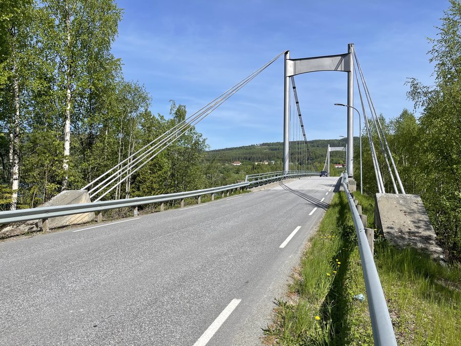 Pont routier de Fluberg traversant le lac Randsfjorden dans la municipalité de Søndre Land, en Norvège