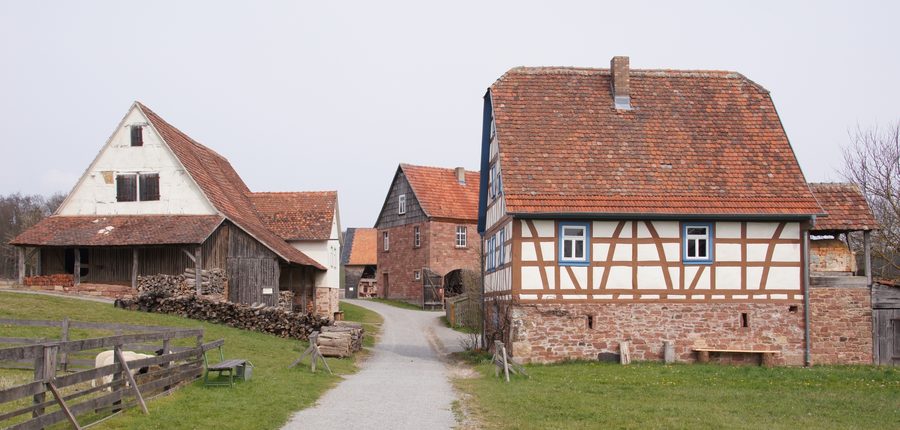 Bâtiments historiques au musée en plein air du Bade d’Odenwald à Gottersdorf, près de Walldürn