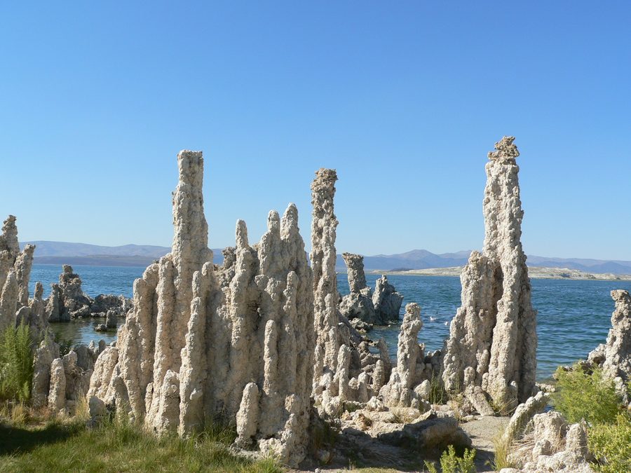 Des colonnes de tuf calcaire se dressent dans le Mono Lake en Californie.