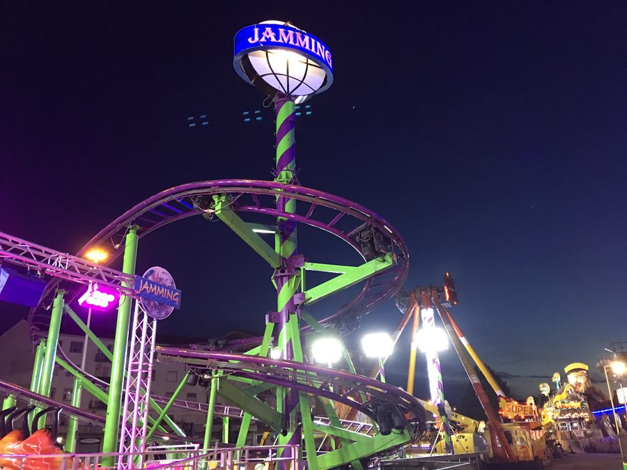 Personnes jouant de la musique au Lunapark Idroscala près du lac Idroscalo