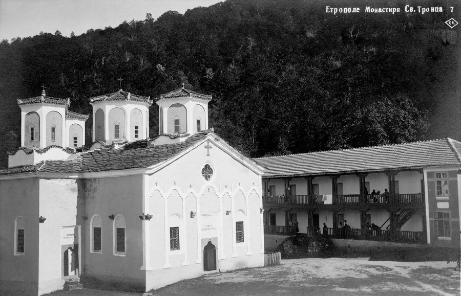 Vue historique du monastère d’Etropole en Bulgarie sur une carte postale de 1935