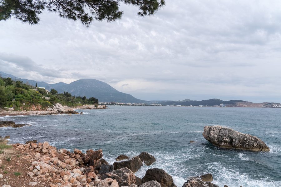 Vue de la côte adriatique dans la municipalité de Bar au Monténégro