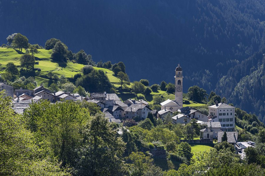 Vue historique du village de Soglio dans le Bergell avec des maisons serrées