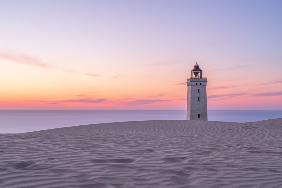 Le phare de Rubjerg Knude, dressé sur de hautes dunes de sable près de la côte de la mer du Nord.