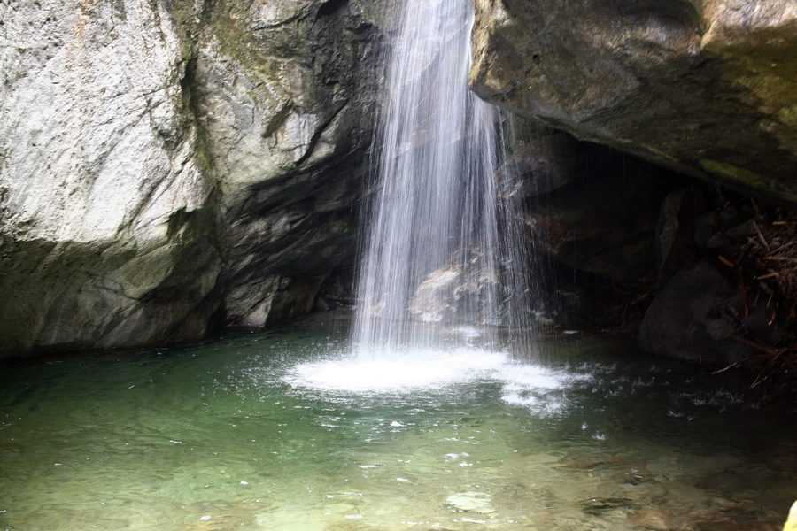 La cascade de Kostenets dévalant dans un décor montagneux boisé.