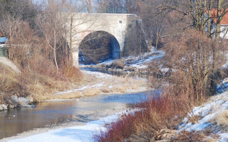 La Triesting passe sous l’aqueduc historique du canal industriel à Teesdorf.