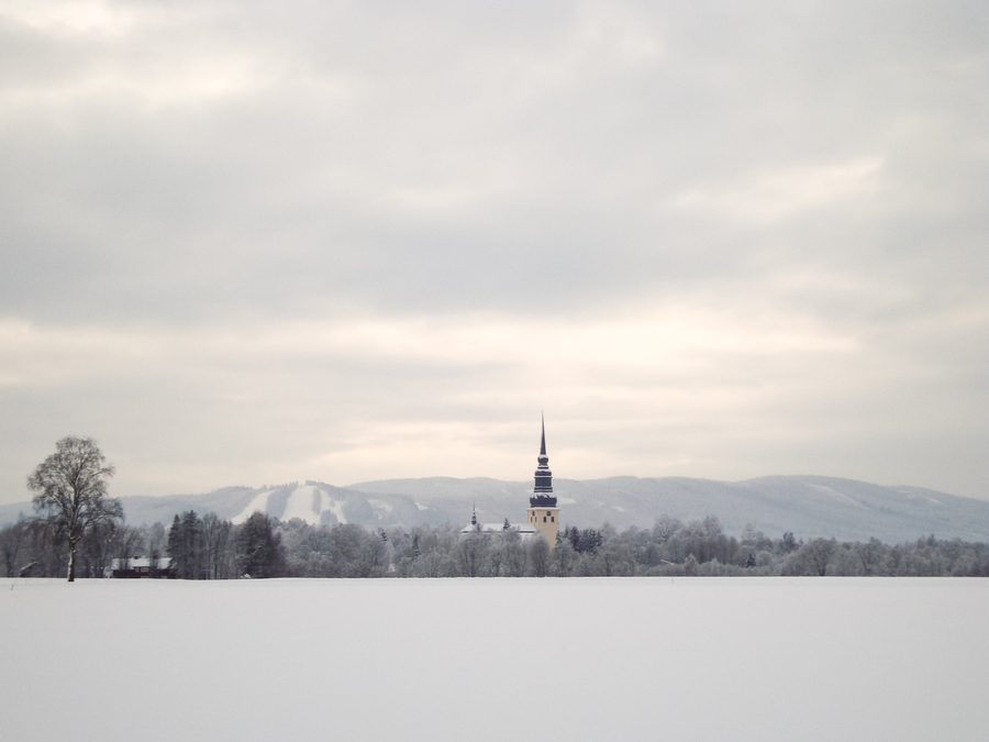 Nybroberget avec des pistes de ski et l’église de Stora Tuna, Borlänge