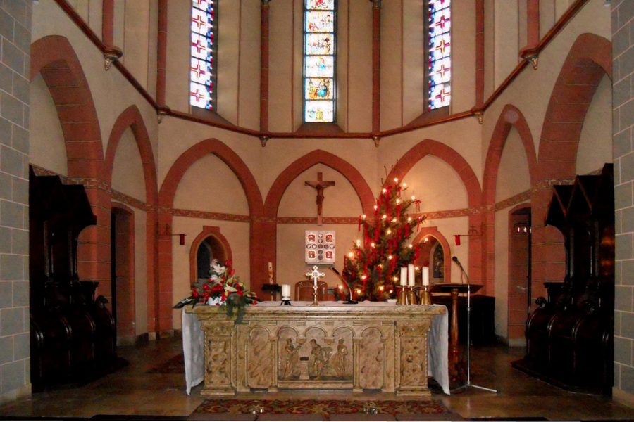 Intérieur de l'église Saint-Joseph à Bocket avec vue sur le chœur