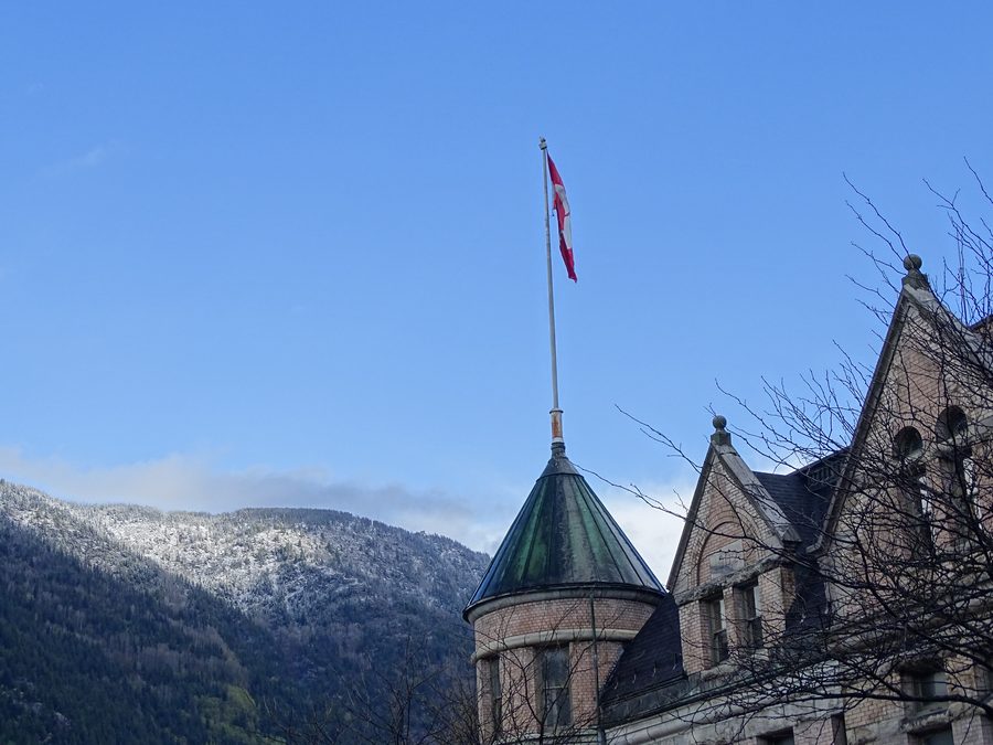 Bâtiment historique à Nelson devant un paysage de montagne