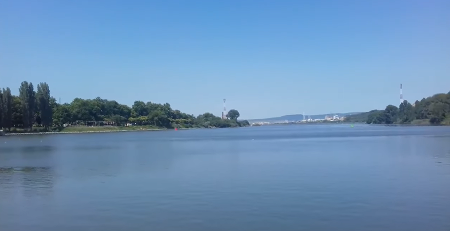 Vue depuis le ferry sur le lac de Beloslav vers l’ouest