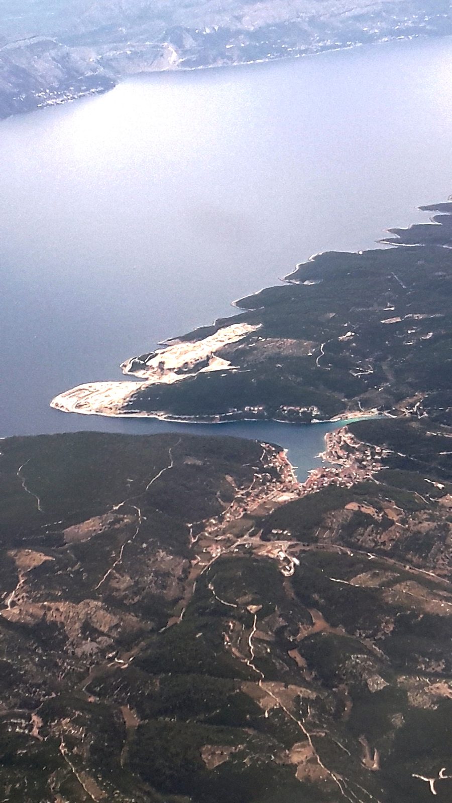 Vue aérienne de Pučišća sur la baie profonde de l’île de Brač