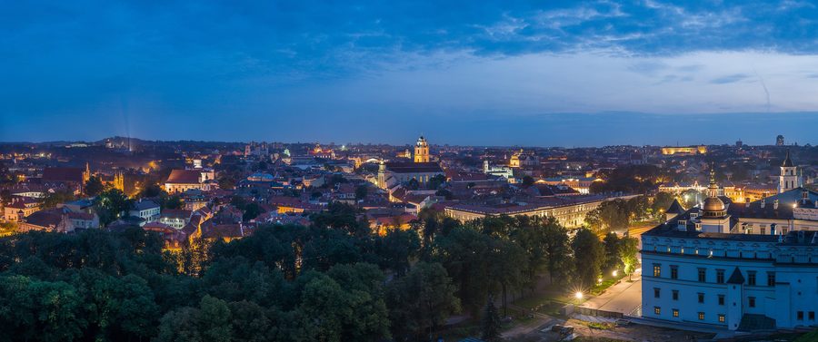 La silhouette de la vieille ville de Vilnius au crépuscule vue depuis la tour de Gediminas.
