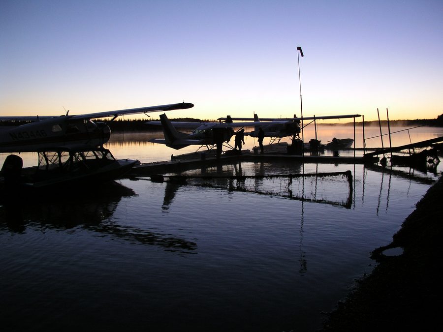 Hydravions sur la rivière Naknek à King Salmon, Alaska