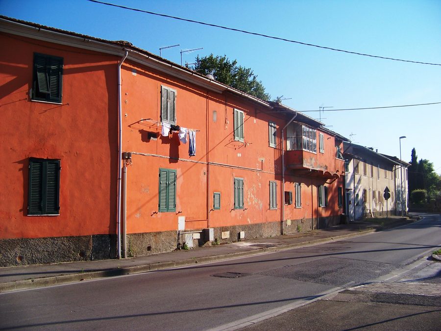 Maisons le long d’une rue communale à Santa Lucia près de Pontedera (Pise)
