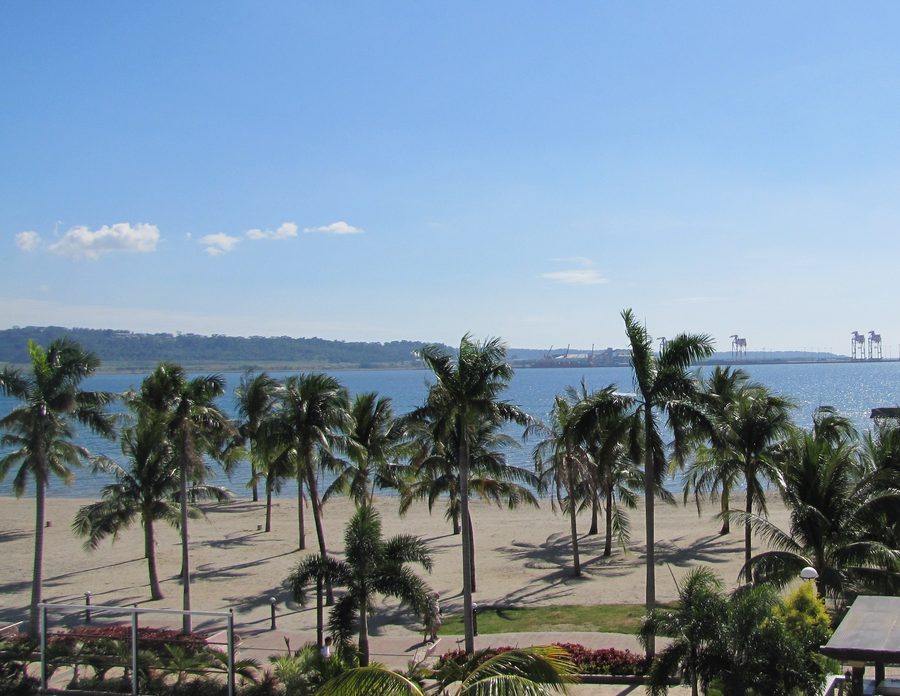 Promenade en bord de mer à Subic Bay dans la province de Zambales