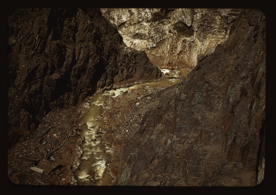 Rochers et ruisseau le long de la Million Dollar Highway dans le comté d’Ouray, Colorado
