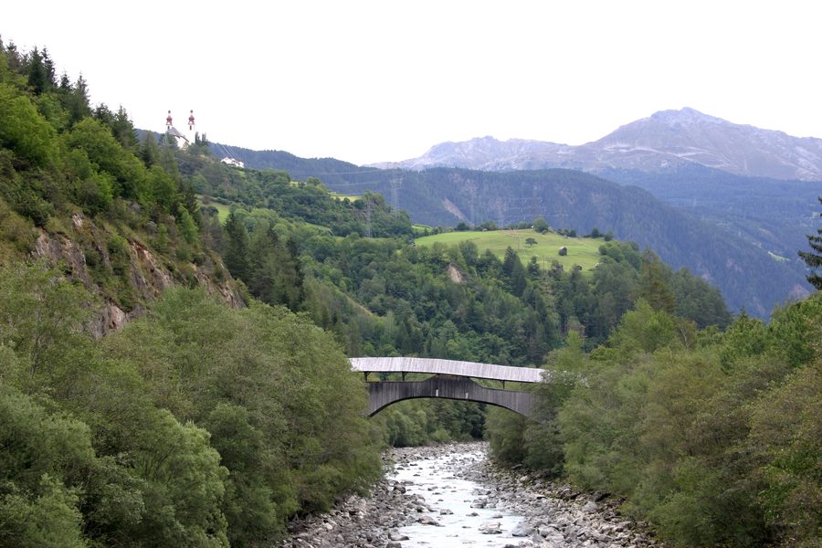 Vue sur la vallée de l’Inn près de Fließ avec l’église Sainte-Barbara