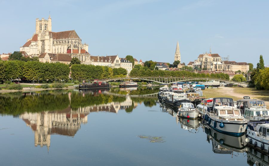 Vue sur l’Yonne, la cathédrale Saint-Étienne et l’abbaye Saint-Germain à Auxerre