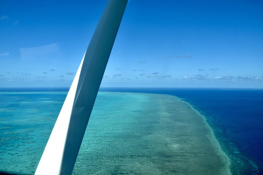 Vue aérienne de formations coralliennes dans la Grande Barrière de corail au large du Queensland.