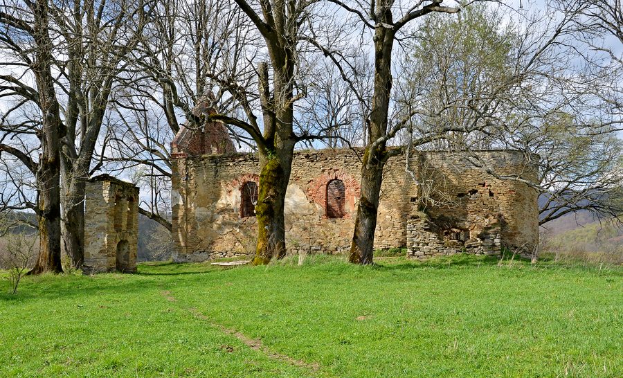 Ruines de l’église Sainte-Parascève à Krywe, en Pologne