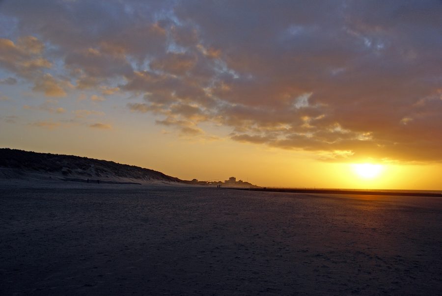 Vue sur la ville de Norderney depuis la plage au soir