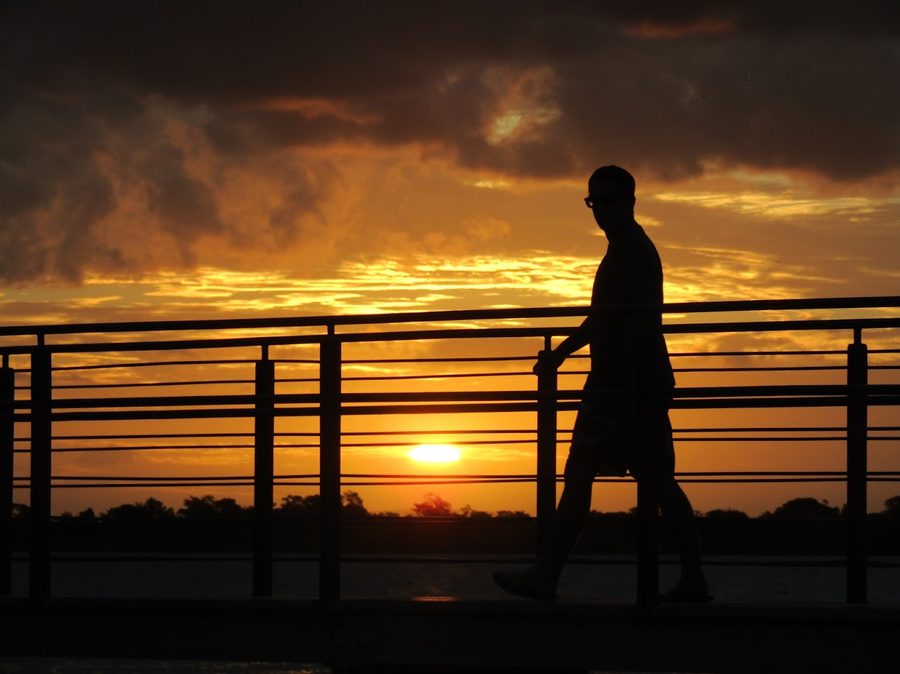Personne au bord du Guaíba à Porto Alegre au coucher du soleil