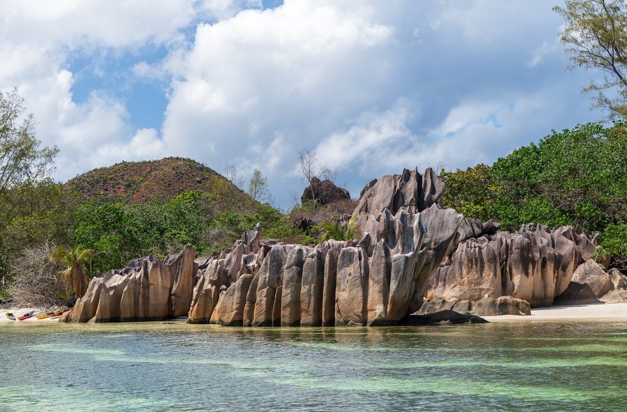 Rochers granitiques sur la côte de Curieuse, Seychelles.