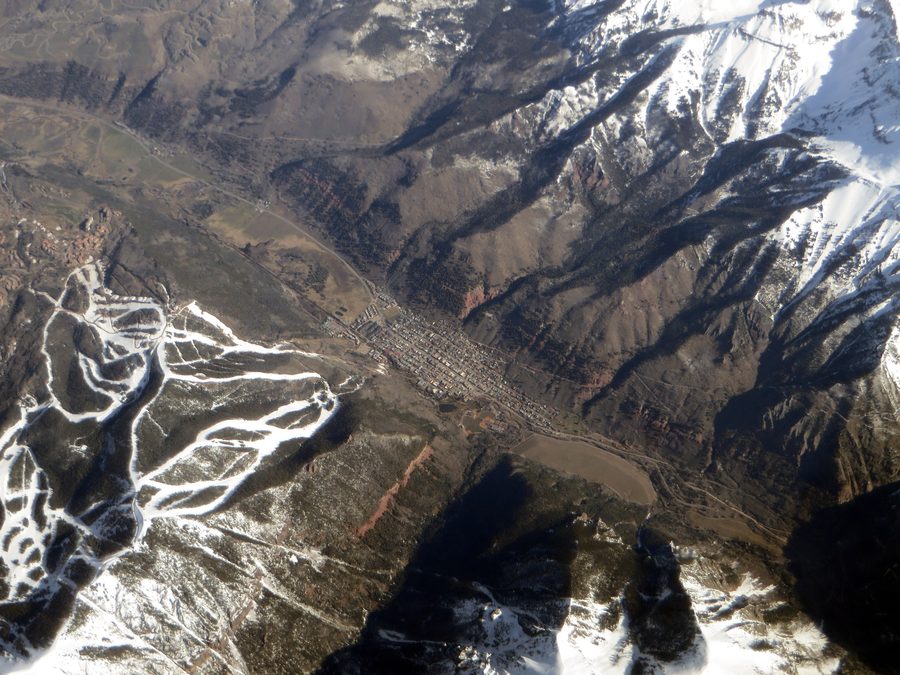 Telluride dans une gorge, entourée de montagnes boisées et de parois rocheuses abruptes