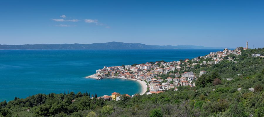 Vue panoramique d’Igrane, en Croatie, avec le village côtier, le front de mer et les montagnes environnantes