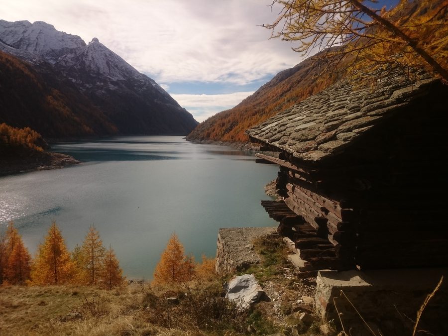 Paysage de lac de montagne dans la vallée d'Aoste, Italie