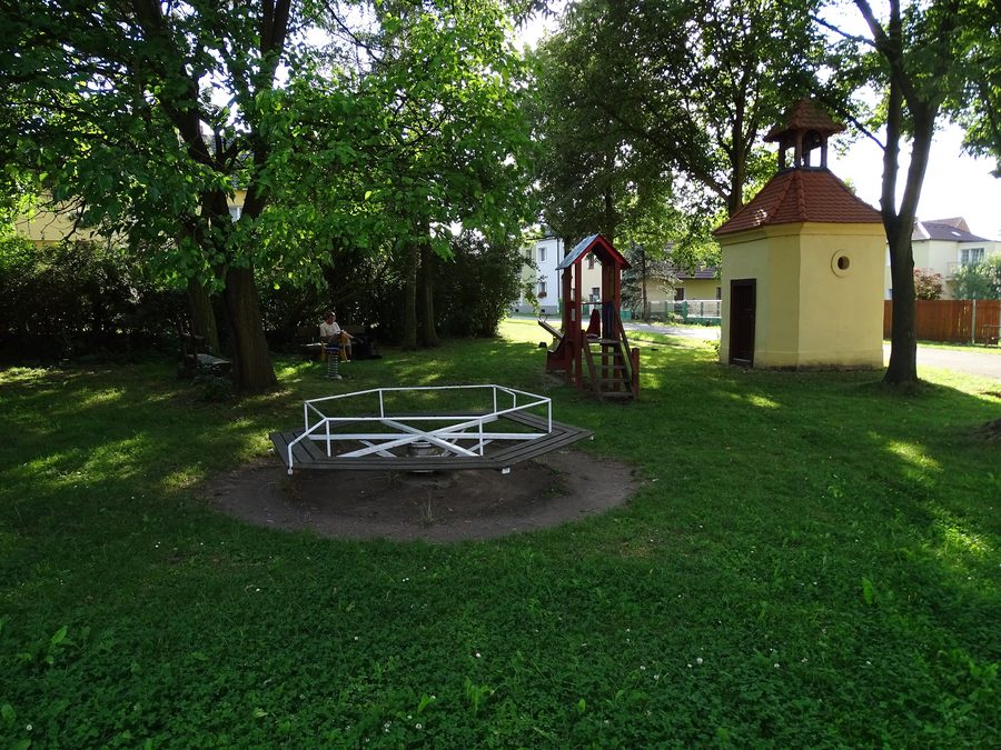 Aire de jeux et chapelle à Sedlecko, un quartier de Bušovice