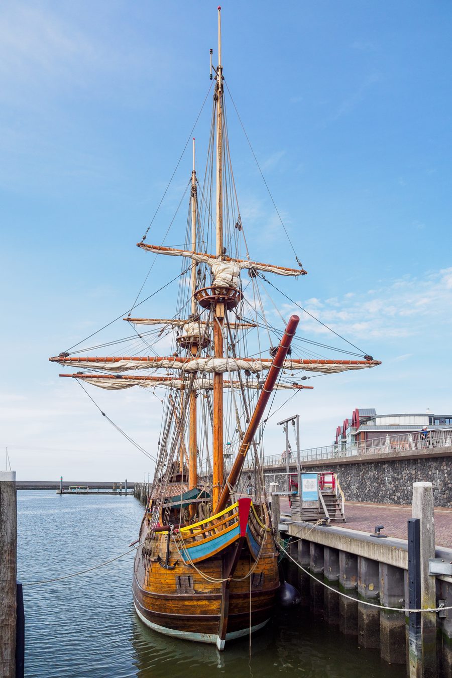 Réplique d’un navire d’expédition dans le port de Harlingen