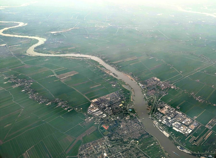 Vue aérienne de Schoonhoven et de Nieuwpoort sur le fleuve Lek aux Pays-Bas