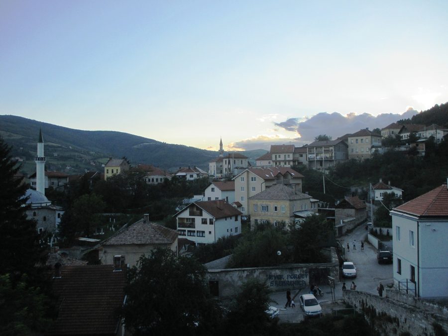 Panorama de la vieille ville de Travnik depuis la porte de la forteresse, avec la Nouvelle mosquée et la mosquée de Kahvica