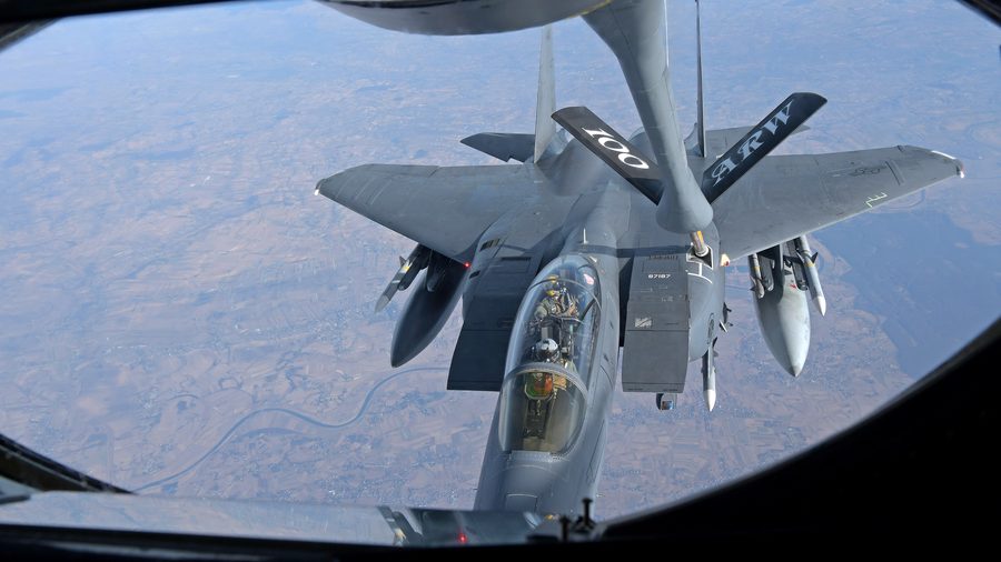 Un avion ravitailleur de la 100th Air Refueling Wing survole l’Europe de l’Est.