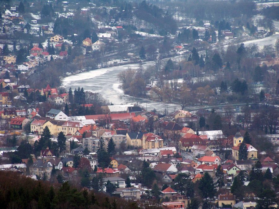 Vue de Řevnice et de la Berounka depuis les hauteurs de Brdy