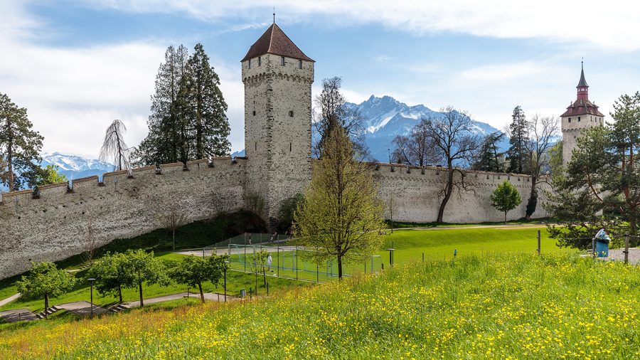 Rempart de la Musegg à Lucerne avec la tour Zyt et la tour de guet