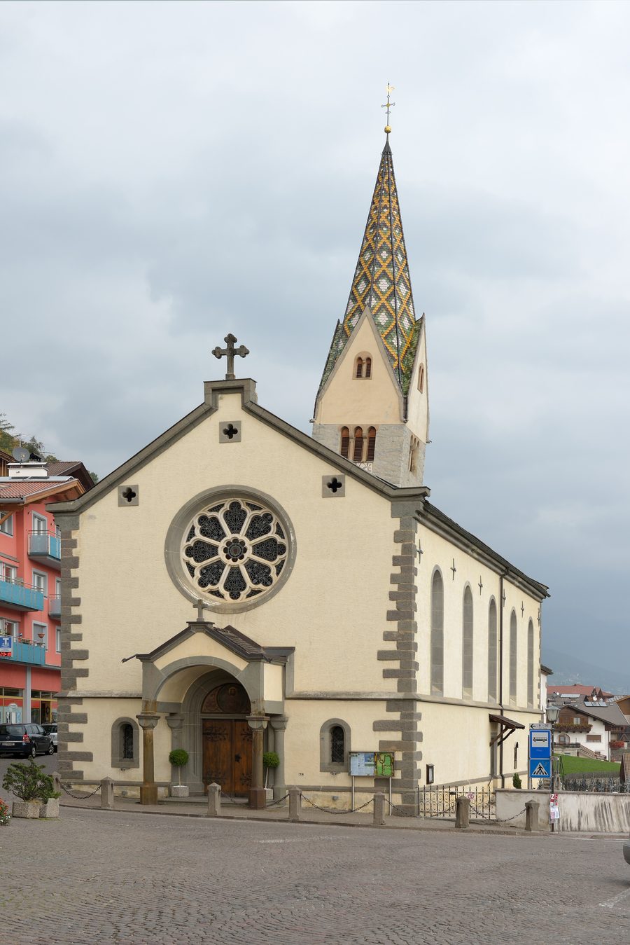 Le clocher penché de l’église Saint-Jacques à Barbian