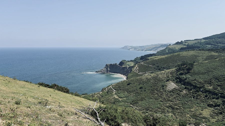 Vue sur la côte de Deba avec la mer et des falaises rocheuses