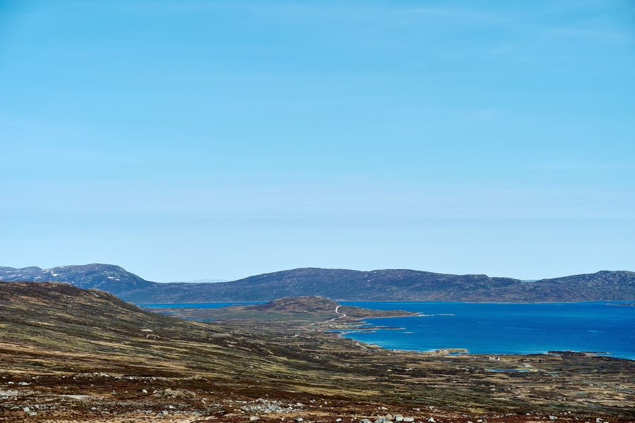 Lac Vinstre entouré d’un paysage de montagnes en Norvège