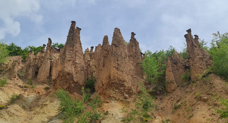 Đavolja Varoš avec des pyramides de terre