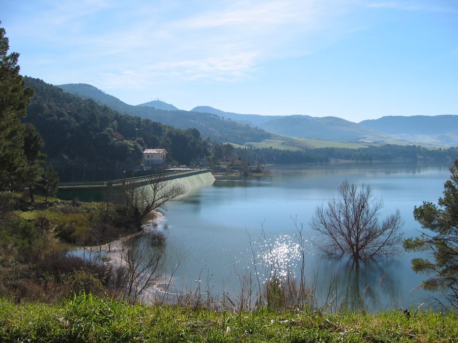 Le Lago Fanaco, un bassin artificiel sur le territoire communal de Castronovo di Sicilia